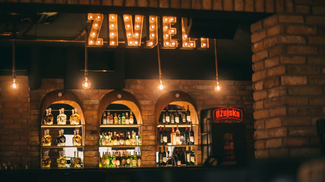 Šank Ožujsko Pub Zaobilaznice — svjetleći natpis ŽIVJELI, Ožujsko neon i cigleni lukovi